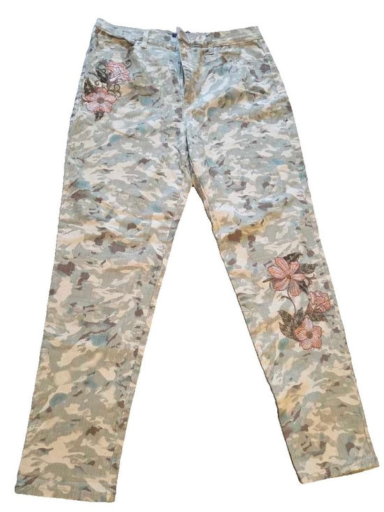 Gloria Vanderbilt Denim - Gloria Vanderbilt Amanda Embroidered Camo Jeans - Size 14